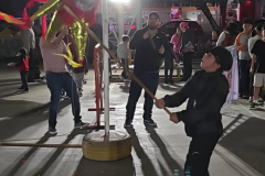 Geñito dandole a la piñata